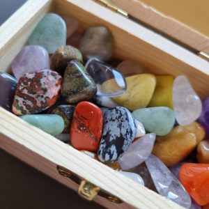 Schatkistje met kleine trommelsteentjes