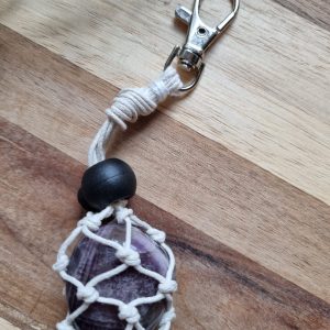 Handgemaakt macramé zakje met amethist