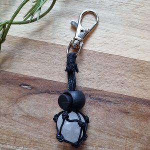 Handgemaakt macramé zakje met bergkristal