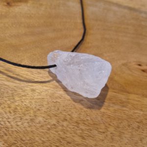 Ruwe bergkristal hanger met waxkoord