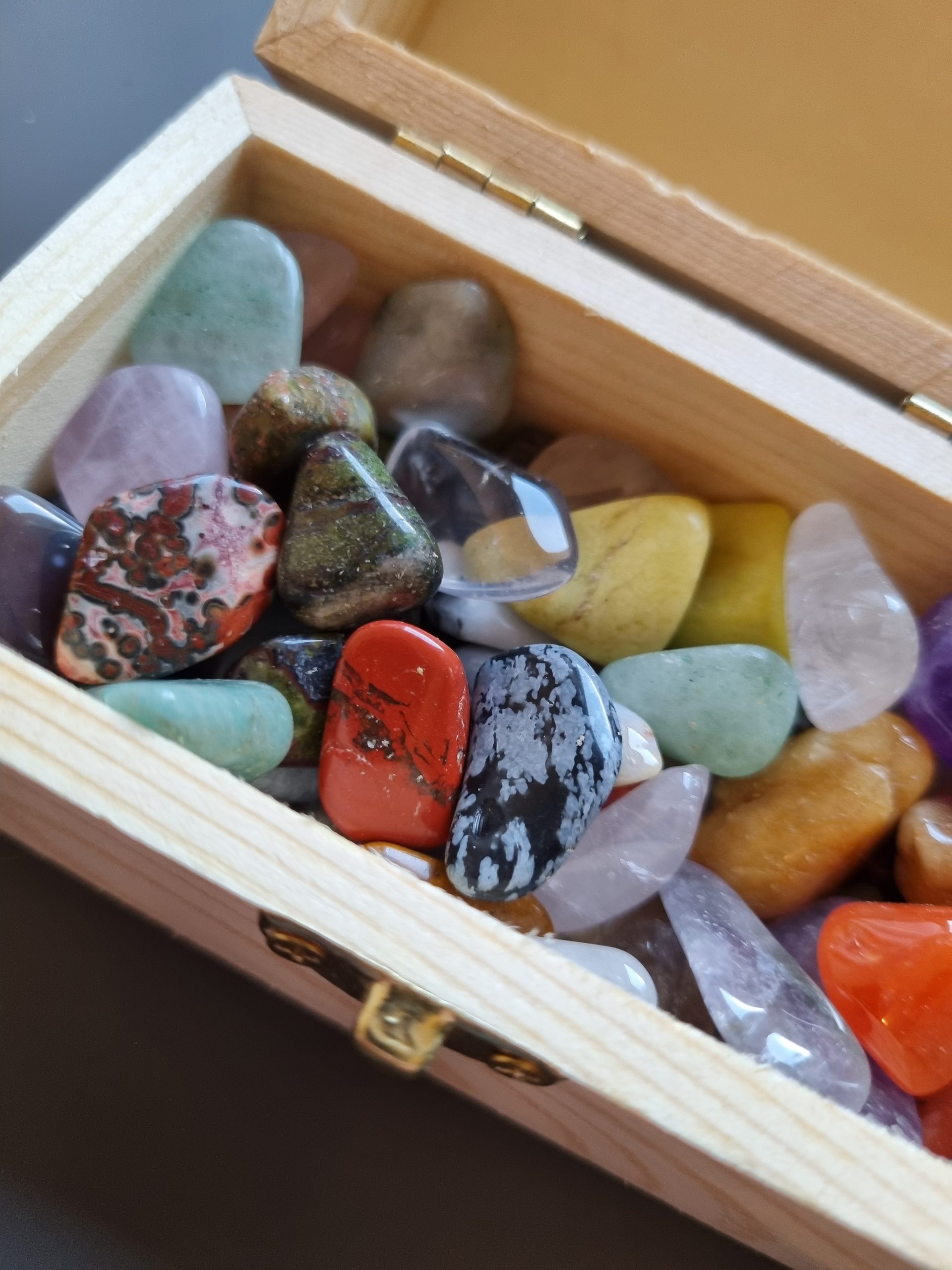 Schatkistje met kleine trommelsteentjes