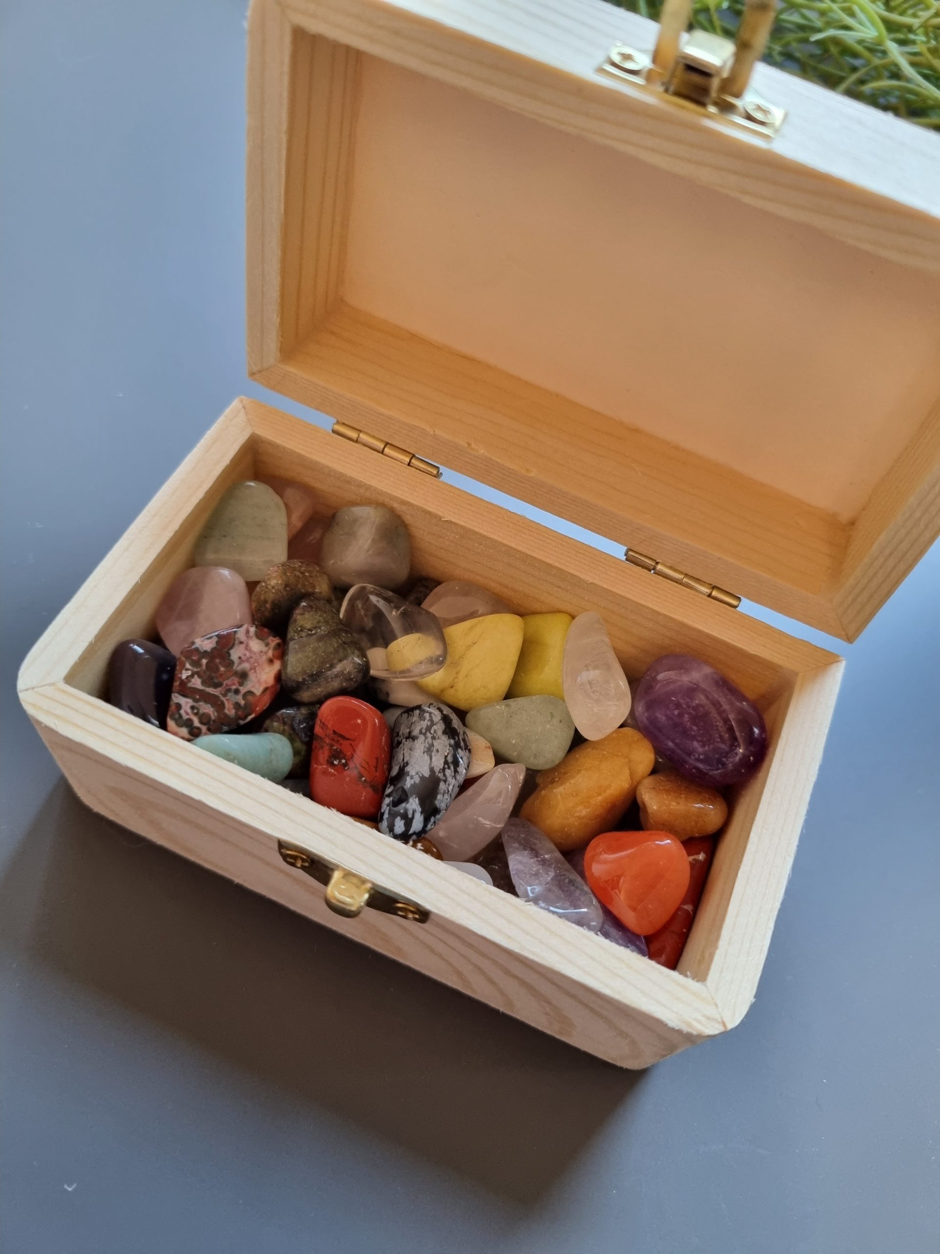 Schatkistje met kleine trommelsteentjes - Afbeelding 2