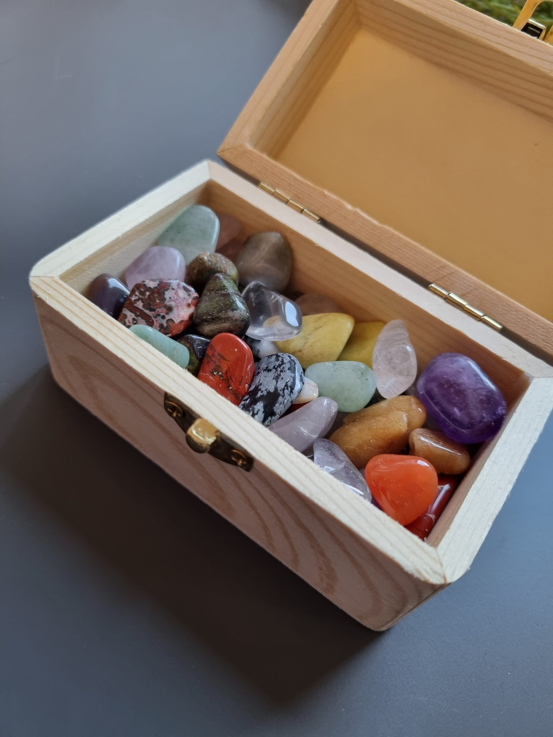 Schatkistje met kleine trommelsteentjes - Afbeelding 3