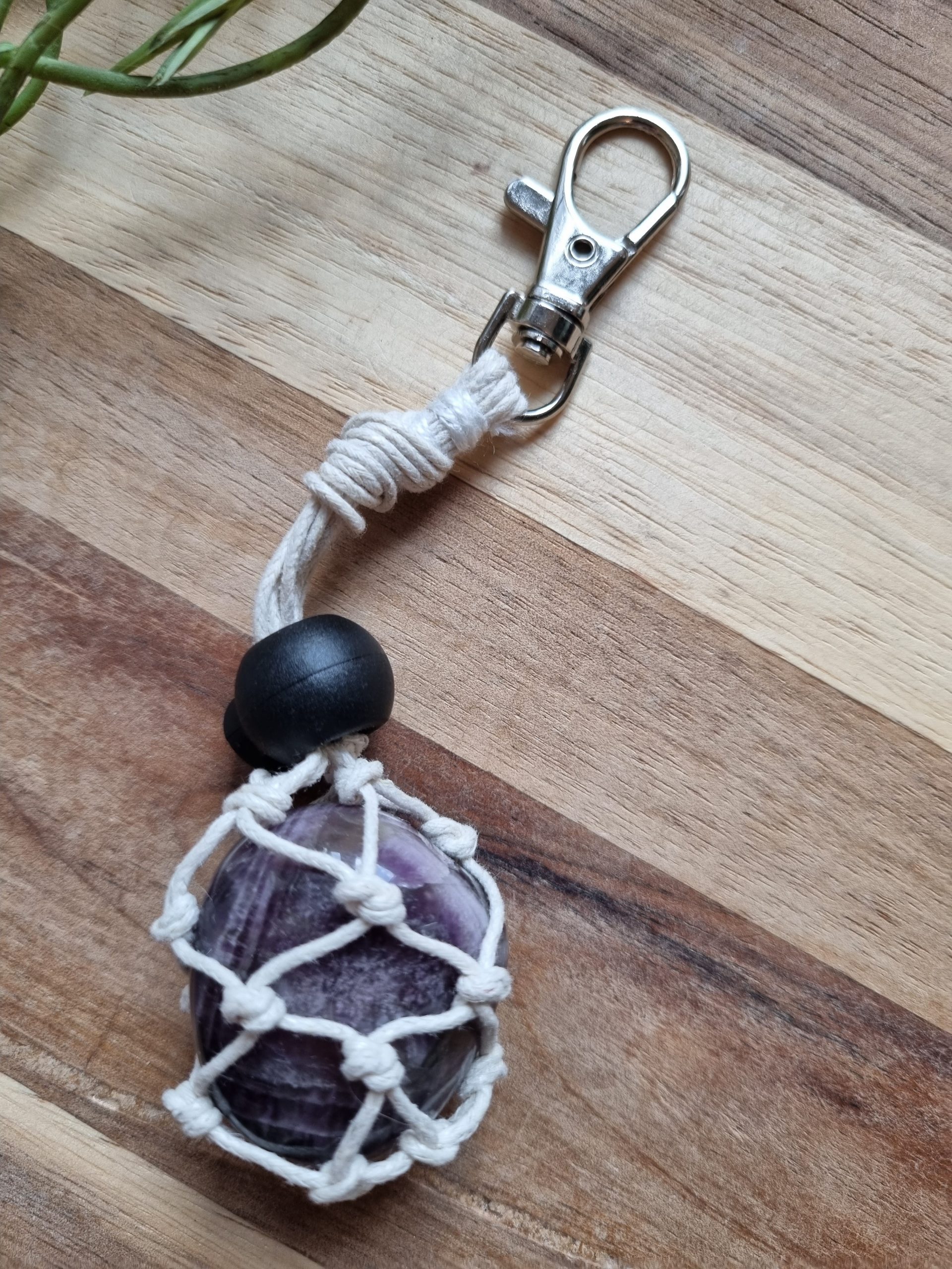 Handgemaakt macramé zakje met amethist