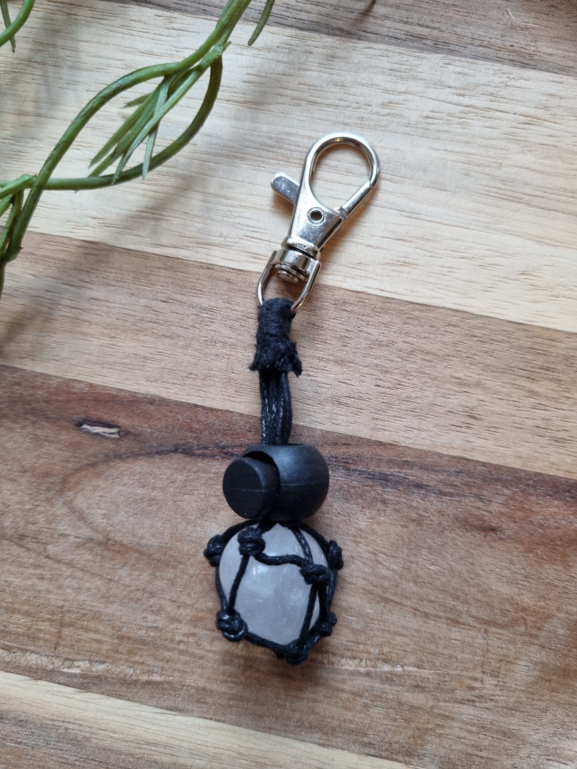 Handgemaakt macramé zakje met bergkristal